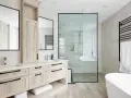 Salle de bain moderne avec double vasque, douche vitrée et baignoire îlot. Une belle rénovation baignoire pour un espace épuré.