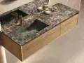 Élégante salle de bain marbre avec double vasque, robinetterie dorée et meuble en bois texturé.