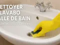 Main jaune nettoyant un lavabo de salle de bain pour enlever le calcaire. Astuces efficaces et naturelles.