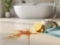 Nettoyer les taches de rouille sur le carrelage de la salle de bain avec du citron et du bicarbonate de soude.