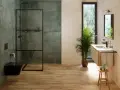 Salle de bain moderne avec une douche atypique aux murs texturés, un WC suspendu noir et un meuble vasque en bois.