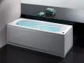 Une baignoire moderne remplie d'eau bouillonnante, prête pour un moment de détente. L'idée de nettoyer baignoire semble loin avec ce bain invitant.