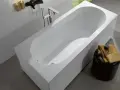 Une baignoire moderne et épurée, idéale pour vous aider à choisir comment choisir sa baignoire. Un robinet chromé et des bougies apportent une touche de luxe.