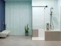 Salle de bain moderne avec bidet, douche et baignoire. Combien de temps pour changer une baignoire ? Environ 1 à 3 jours.