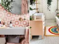 Une salle de bain bohème avec des carreaux floraux roses, un tapis arc-en-ciel et une baignoire remplie d'eau orangée.