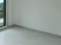 Plinthe grise discrète pour carrelage imitation marbre. Un choix idéal pour une finition propre et moderne.