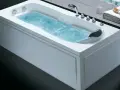 Baignoire balnéo remplie d'eau. Pour un entretien optimal, découvrez comment nettoyer les buses d'une baignoire balnéo.