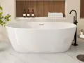 Une élégante baignoire îlot blanche, prête pour un moment de détente. La pose baignoire est mise en valeur par des accessoires de salle de bain modernes.