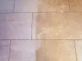 Carrelage clair, d'un côté propre et de l'autre légèrement taché, démontrant la facilité d'entretien de ce carrelage pas salissant.