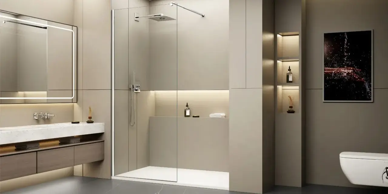 Salle de bain moderne avec un grand miroir lumineux, un lavabo suspendu et une douche à l'italienne. Le ressaut douche est discret, intégré au design épuré.