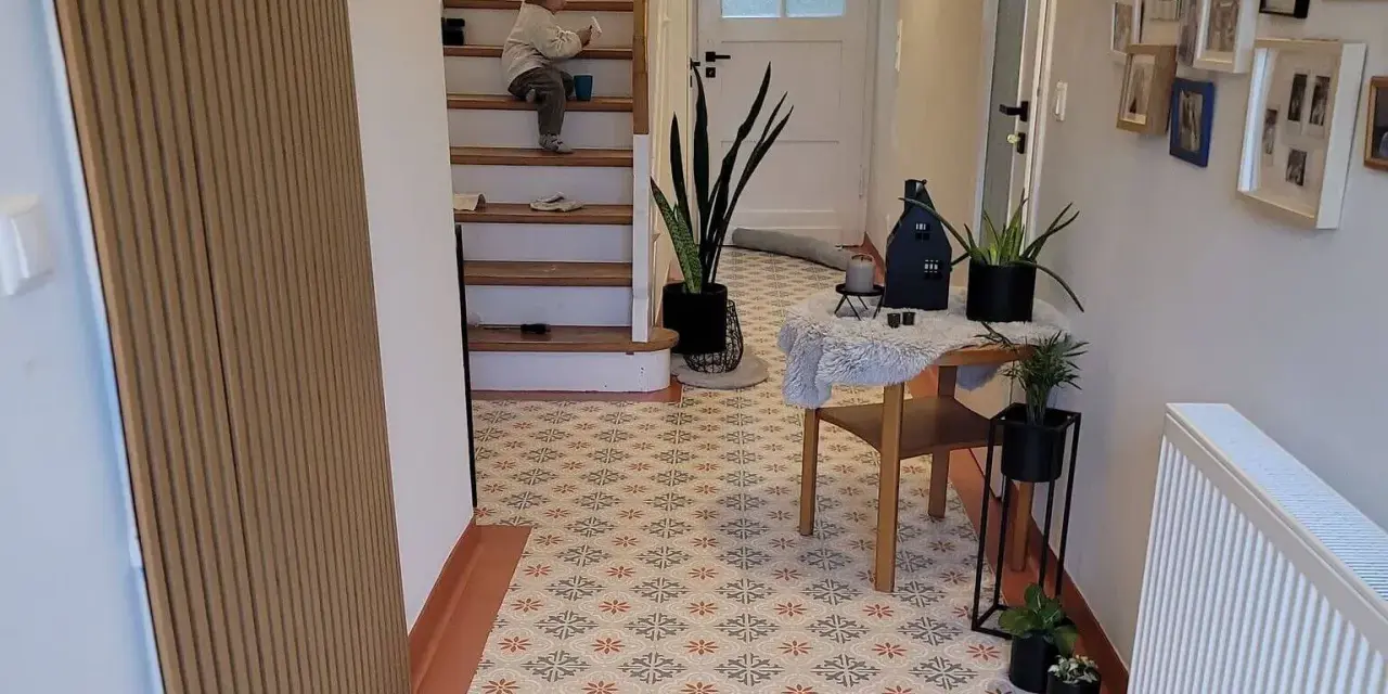 Un enfant sur les escaliers, un sol avec une peinture carrelage aux motifs floraux. La durée de vie de ce revêtement est impressionnante.