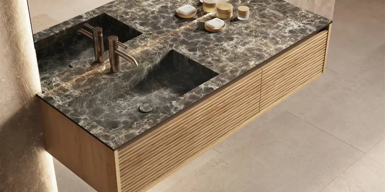 Élégante salle de bain marbre avec double vasque, robinetterie dorée et meuble en bois texturé.