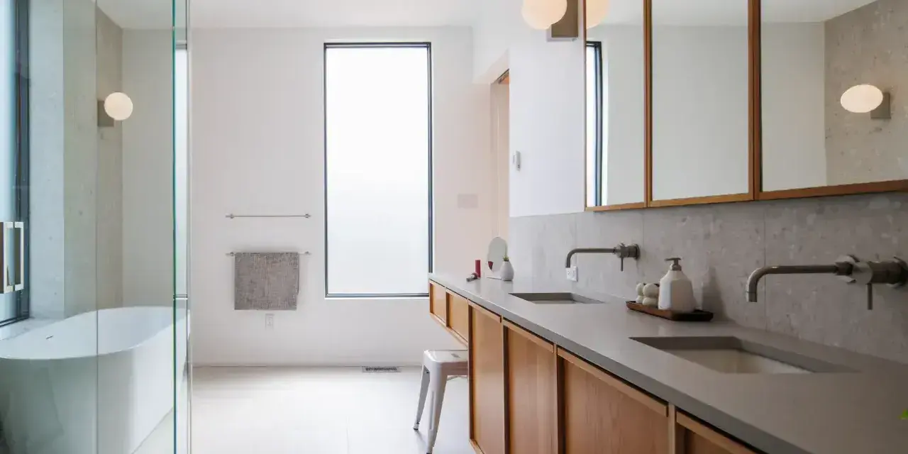 Plan salle de bain rectangulaire moderne avec baignoire, double vasque et rangements en bois.