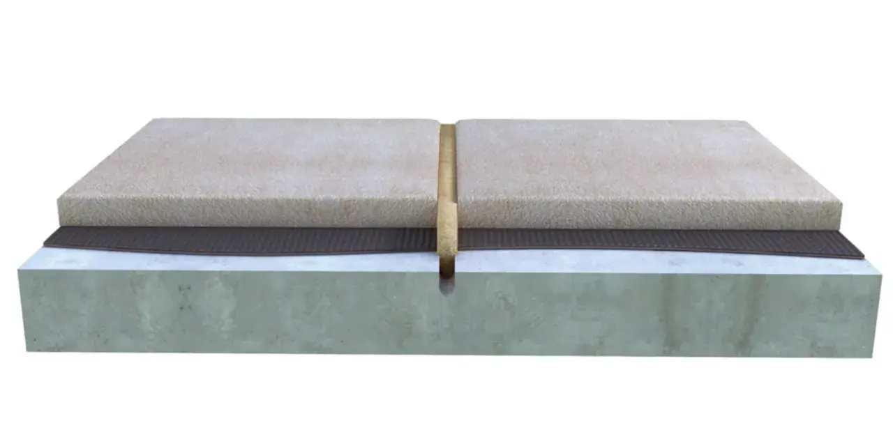 Coupe transversale d'un sol montrant un joint de dilatation carrelage entre deux dalles, avec une couche de sous-couche et une base en béton.