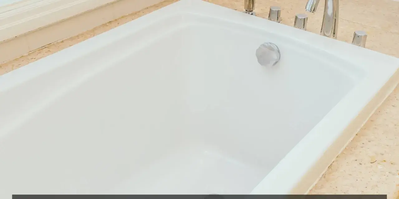 Baignoire blanche avec robinetterie chromée. L'émail participe à l'étanchéité, même s'il peut parfois subir une rayure.