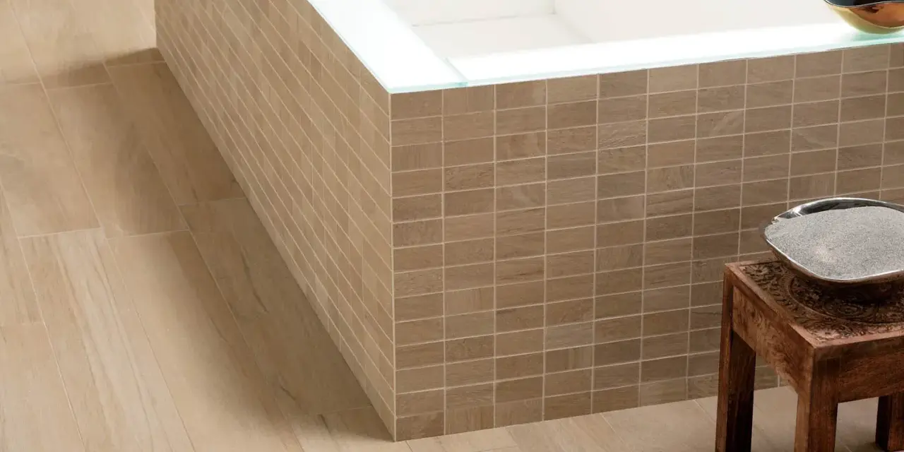 Bain moderne avec carrelage mural imitation bois et sol assorti. La largeur du joint du carrelage au sol 30x60 est subtile.