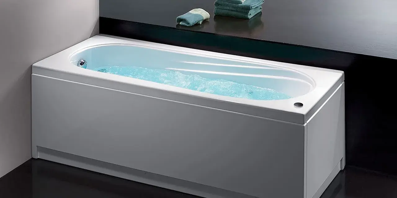 Une baignoire moderne remplie d'eau bouillonnante, prête pour un moment de détente. L'idée de nettoyer baignoire semble loin avec ce bain invitant.