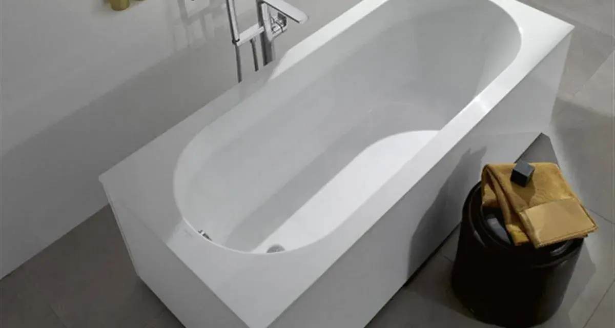 Une baignoire moderne et épurée, idéale pour vous aider à choisir comment choisir sa baignoire. Un robinet chromé et des bougies apportent une touche de luxe.