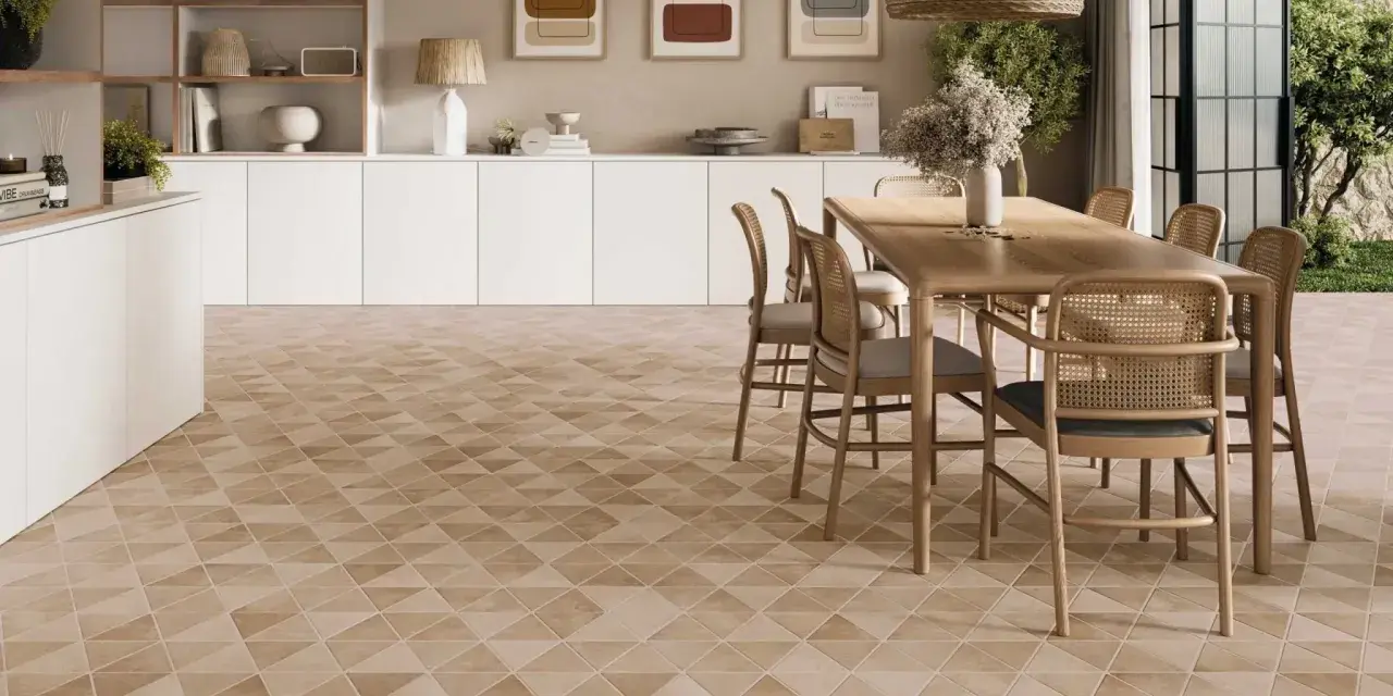 Salle à manger moderne avec sol carrelé géométrique. Poser du carrelage sur du carrelage peut présenter des inconvénients, mais ce sol est magnifique.