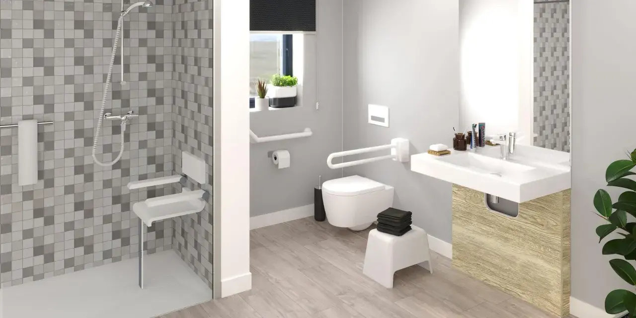 Salle de bain moderne avec douche, WC suspendu, lavabo et barres d'appui. Le sol imitation bois est pratique et esthétique, idéal pour un sol PMR.