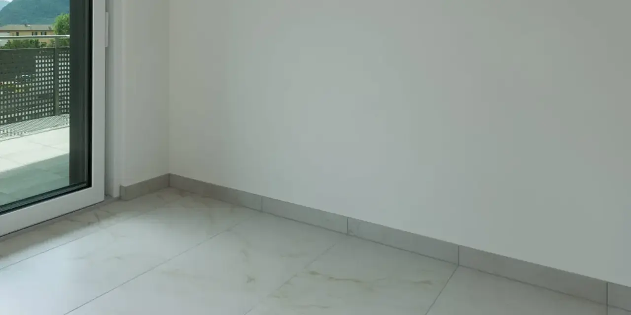 Plinthe grise discrète pour carrelage imitation marbre. Un choix idéal pour une finition propre et moderne.