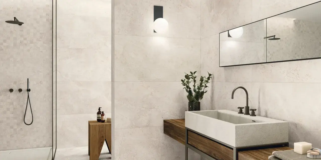 Salle de bain moderne avec carrelage 60x120 pose décalée, douche vitrée, vasque en pierre et meuble en bois.