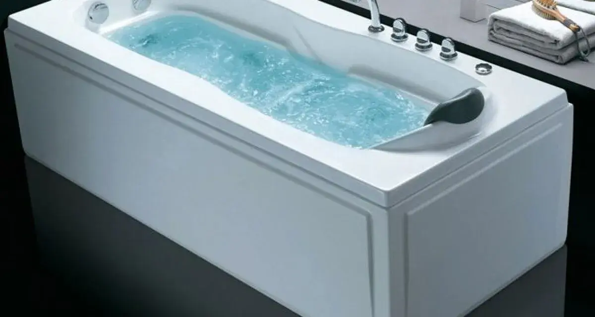 Baignoire balnéo remplie d'eau. Pour un entretien optimal, découvrez comment nettoyer les buses d'une baignoire balnéo.