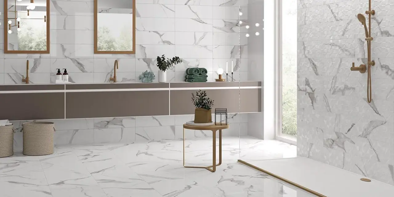 Salle de bain moderne avec carrelage imitation marbre en grès cérame pleine masse. Doubles vasques, douche à l'italienne, et touches dorées.