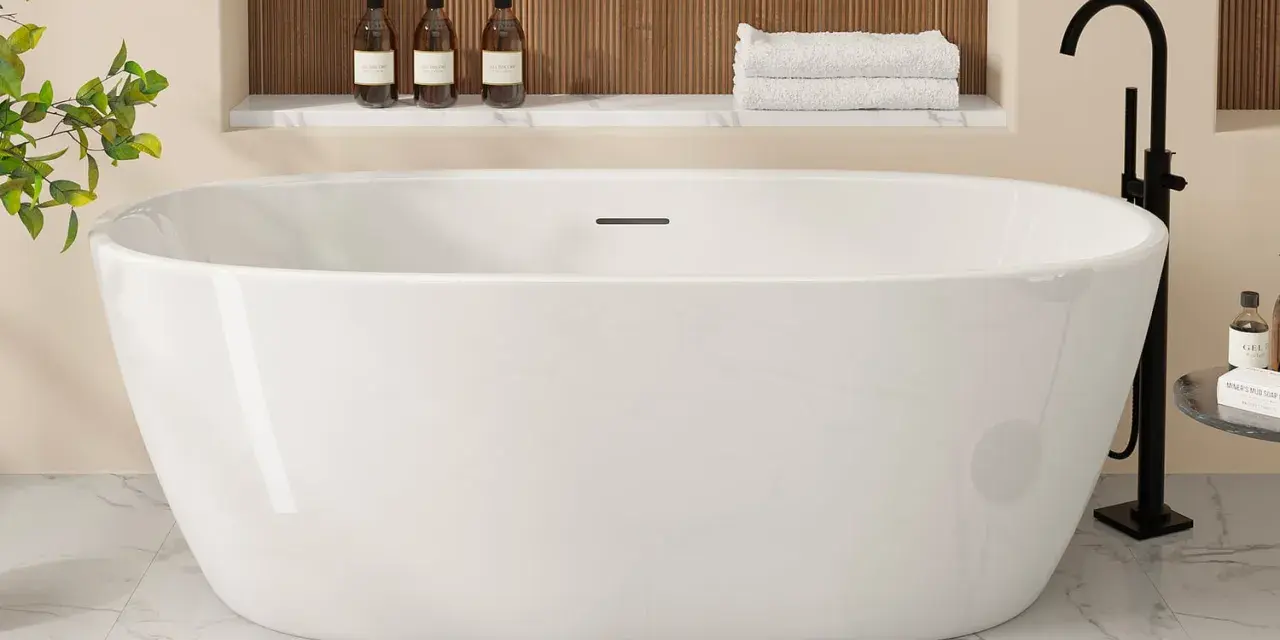 Une élégante baignoire îlot blanche, prête pour un moment de détente. La pose baignoire est mise en valeur par des accessoires de salle de bain modernes.