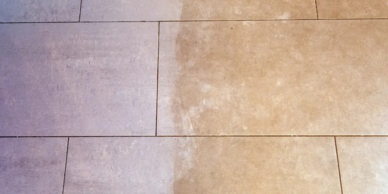 Carrelage clair, d'un côté propre et de l'autre légèrement taché, démontrant la facilité d'entretien de ce carrelage pas salissant.