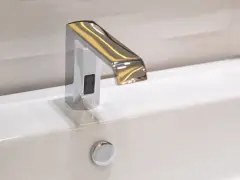 Robinet automatique moderne avec capteur infrarouge pour un fonctionnement hygiénique et sans contact.