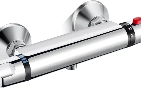 Mitigeur thermostatique chromé pour douche, avec indication de température. L'entraxe robinet douche est standard.