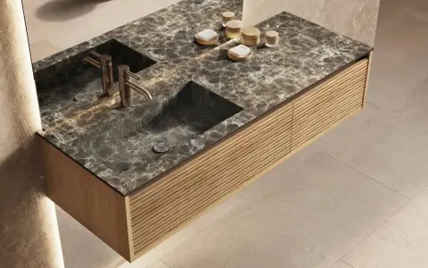 Élégante salle de bain marbre avec double vasque, robinetterie dorée et meuble en bois texturé.