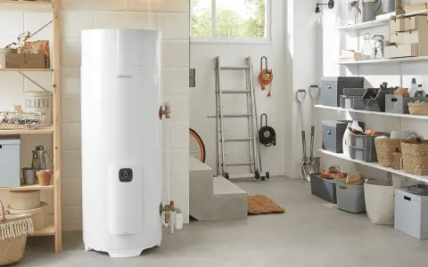Un préparateur ECS Atlantic blanc trône dans un garage bien rangé, prêt à fournir de l'eau chaude.