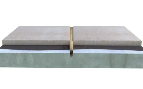 Coupe transversale d'un sol montrant un joint de dilatation carrelage entre deux dalles, avec une couche de sous-couche et une base en béton.