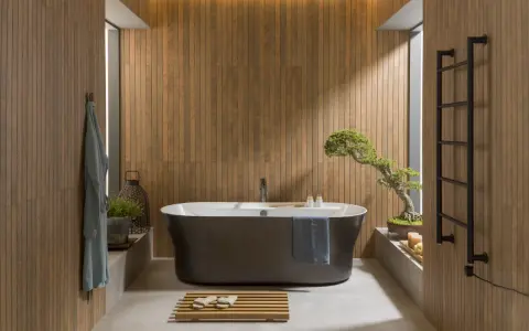 Une **salle de bain japandi** apaisante avec baignoire îlot, murs en bois, et un bonsaï.