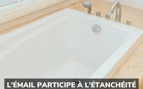 Baignoire blanche avec robinetterie chromée. L'émail participe à l'étanchéité, même s'il peut parfois subir une rayure.