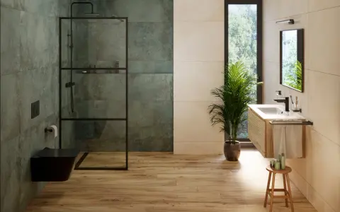 Salle de bain moderne avec une douche atypique aux murs texturés, un WC suspendu noir et un meuble vasque en bois.