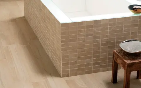 Bain moderne avec carrelage mural imitation bois et sol assorti. La largeur du joint du carrelage au sol 30x60 est subtile.