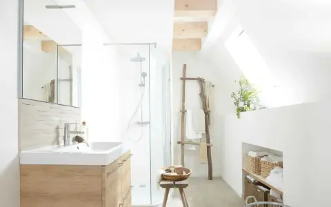 Salle de bain lumineuse avec douche, lavabo en bois clair et paniers de rangement. Un style de wet room épuré et naturel.