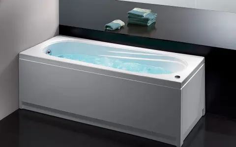 Une baignoire moderne remplie d'eau bouillonnante, prête pour un moment de détente. L'idée de nettoyer baignoire semble loin avec ce bain invitant.