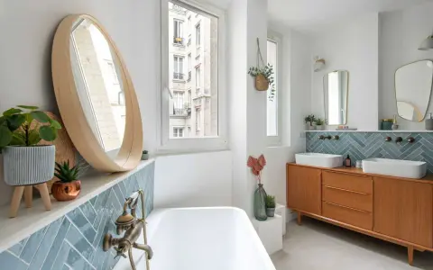 Élégante salle de bain moderne avec baignoire, double vasque sur meuble vintage et carrelage bleu en chevrons.