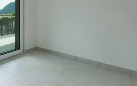 Plinthe grise discrète pour carrelage imitation marbre. Un choix idéal pour une finition propre et moderne.
