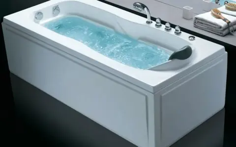 Baignoire balnéo remplie d'eau. Pour un entretien optimal, découvrez comment nettoyer les buses d'une baignoire balnéo.