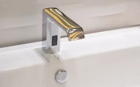 Robinet automatique moderne avec capteur infrarouge pour un fonctionnement hygiénique et sans contact.