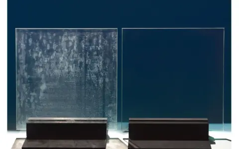 Comparaison de deux parois de douche : l'une est recouverte de dépôts calcaires incrustés, l'autre est parfaitement propre et transparente.