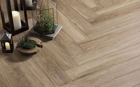Sol en carrelage imitation bois, pose en chevron. Lanternes, bougies et plantes apportent une touche chaleureuse.