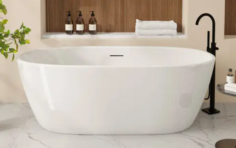 Une élégante baignoire îlot blanche, prête pour un moment de détente. La pose baignoire est mise en valeur par des accessoires de salle de bain modernes.