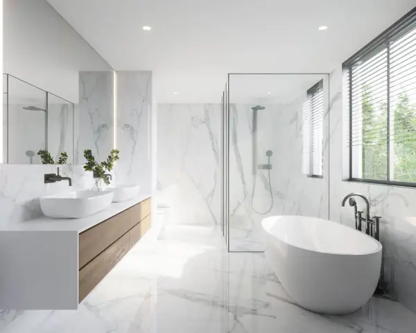 Salle de bain moderne avec baignoire îlot, double vasque et douche vitrée. La faïence marbrée blanche illumine l'espace, créant une ambiance épurée et luxueuse.