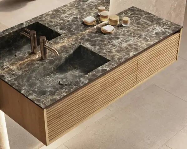 Élégante salle de bain marbre avec double vasque, robinetterie dorée et meuble en bois texturé.